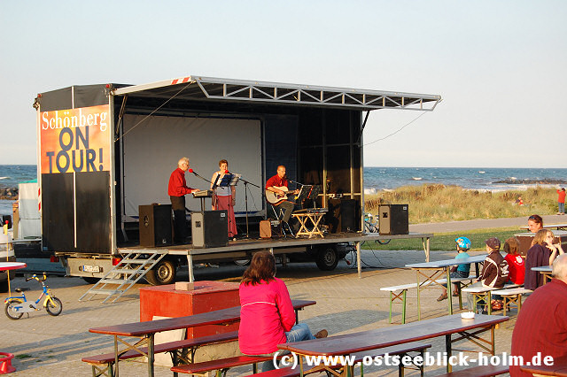 Open Air Kino Nacht mit Konzert an den Fischerhütten am Schönberger Strand