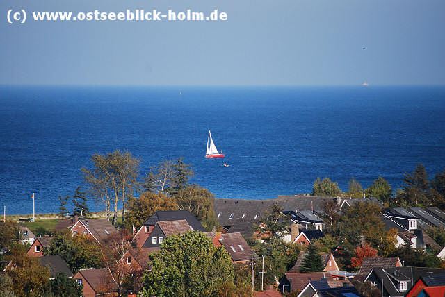 Blick Ferienwohnung Schönberger Strand auf die Ostsee mit Seegelboot